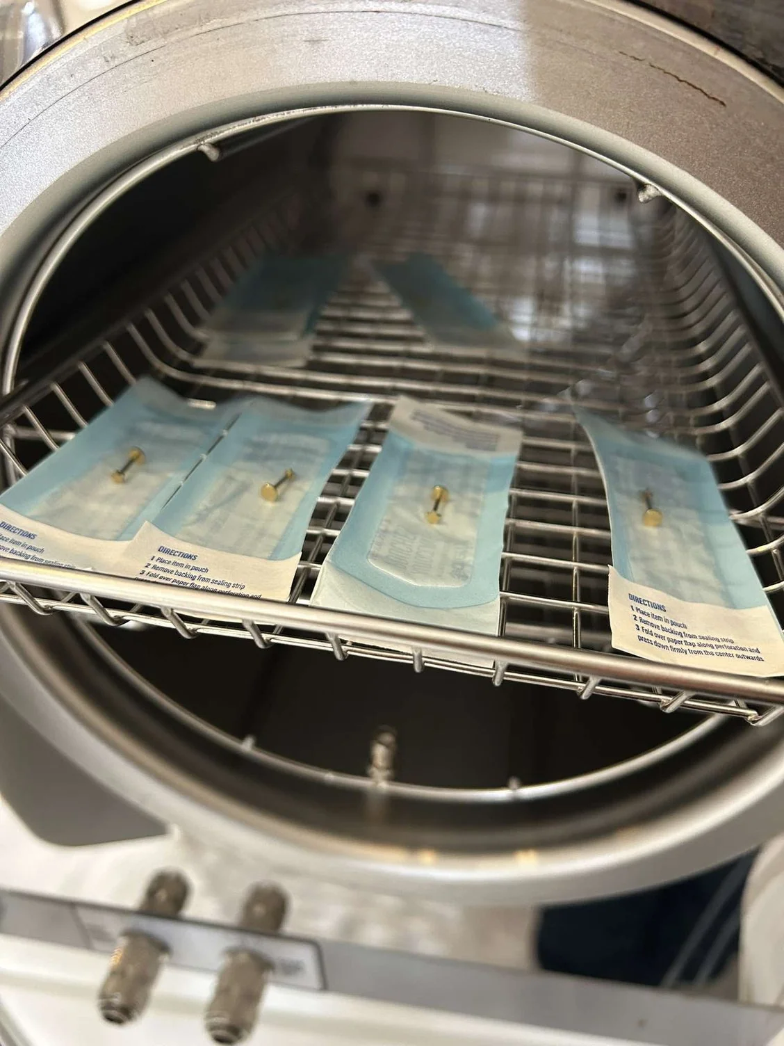 Az eszközök autoklávban, zártkamrás sterilizálás után