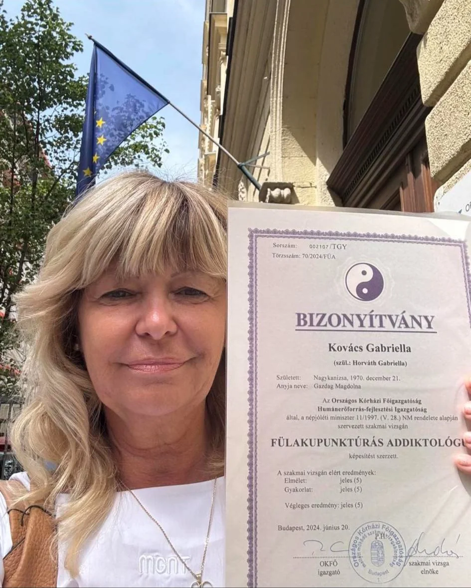 Kovács Gabriella a fülakupunktúrás bizonyítványával