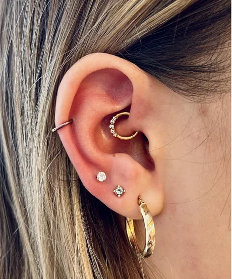 Fül több piercinggel